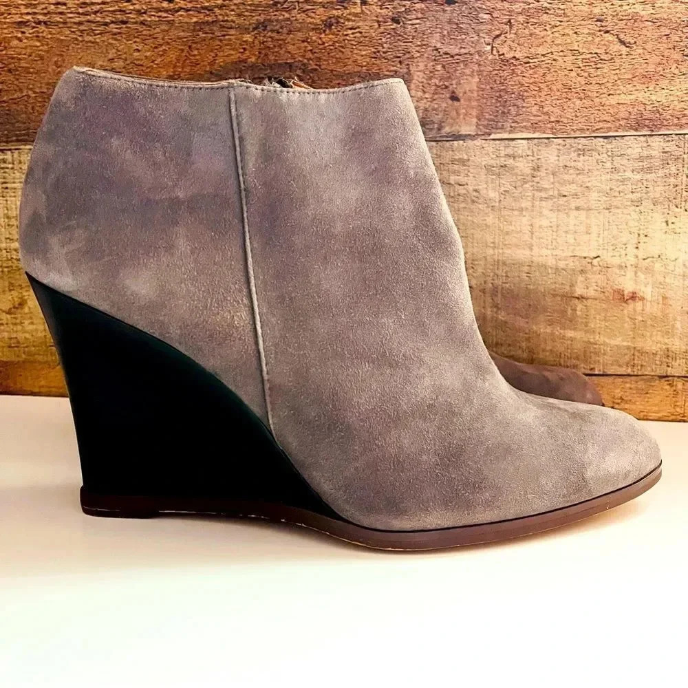 Nwot Halogen Selbi Gray Suede Wedged Booties